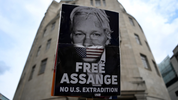 Los medios de las élites defienden un sistema de privilegios, el mismo que viola derechos humanos en nombre de la democracia y que encarcela y amordaza  a quienes, como Julian Assange, se atreven a develar esa realidad.