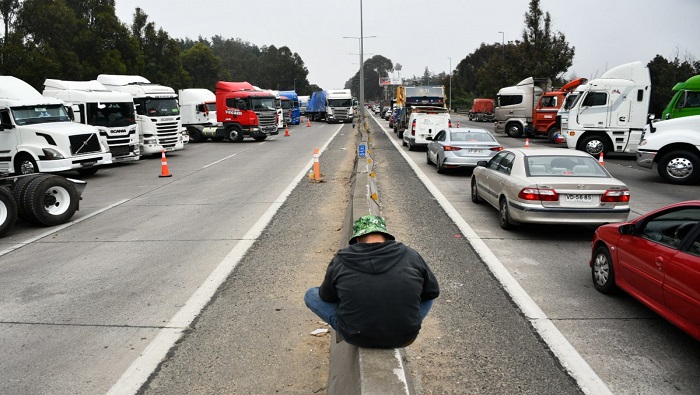 Las movilizaciones de transportistas en Chile tienen un impacto directo en su economía, ya que el país no dispone de una alternativa al tránsito terrestre.