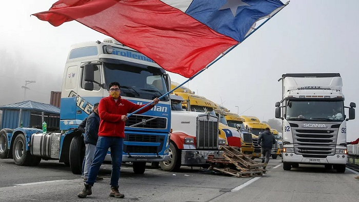 De acuerdo con medios locales, los bloqueos de vías han generado desabastecimiento de productos básicos en regiones de Chile.