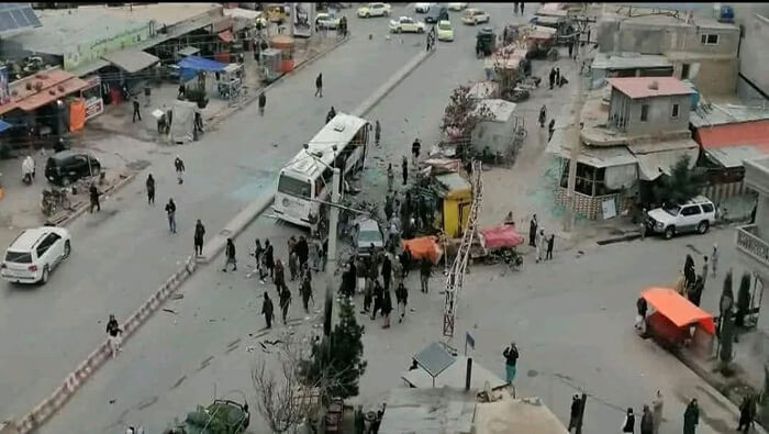 El portavoz de la policía de la ciudad de Mazar-i-Sharif, indicó que la bomba estalló al paso de un bus con funcionarios del Departamento de Recursos Petroleros.
