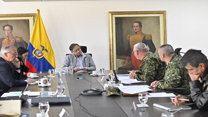 El presidente Gustavo Petro explicó que la posibilidad de diálogo con grupos armados existe, pero que no está condicionada por el cese de operaciones militares.