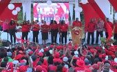 El primer ministro de Dominica, Roosevelt Skerrit, celebra a juntos simpatizantes del Partido Laborista la nueva victoria electoral.