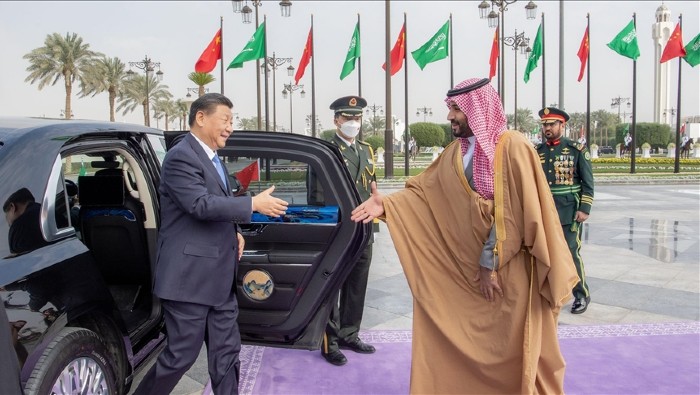 La primera cumbre del programa de la visita del presidente chino a Riad fue justo la saudí-china y la delegación china firmó acuerdos con por valor de 30.000 millones de dólares.