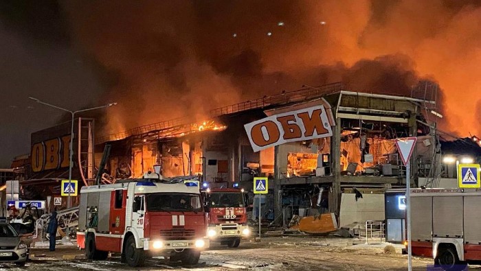 La extinción del fuego se vio dificultada por explosiones de productos de pintura y barniz ubicados en OBI.