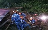 Equipos de rescate de Malasia buscan a sobrevivientes del corrimiento de tierra.