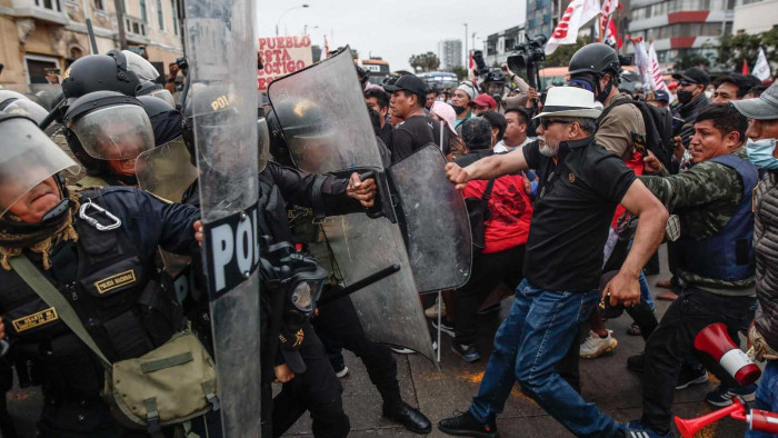 El Ejército y la Policía han intervenido violentamente en las protestas contra el Gobierno encabezado por Boluarte.