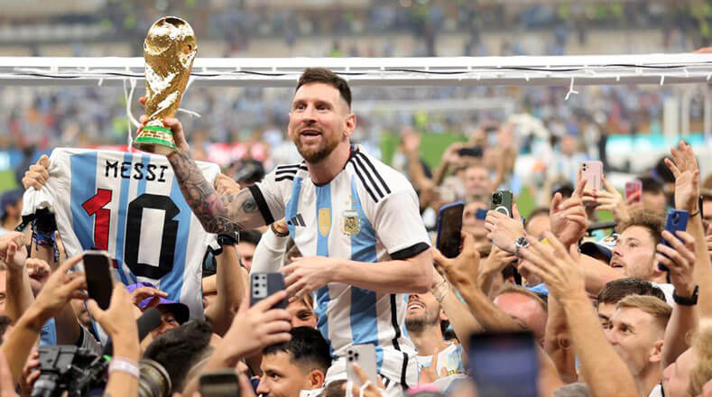 Otro récord que se lleva a casa Lionel Messi es ser el primer jugador que marcó goles en todas las instancias eliminatorias de una Copa del Mundo de la FIFA.