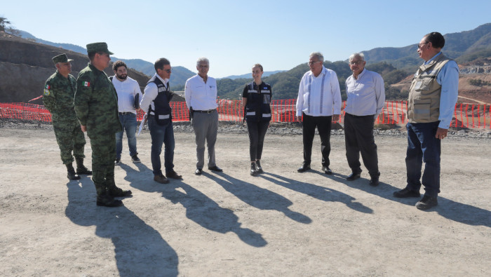 López Obrador explicó que esas obras están destinadas a mejorar el suministro del servicio eléctrico en Sinaloa.