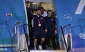 Los jugadores de la selección argentina bajan del avión que los regreso al país tras proclamarse campeón del Mundial de Qatar 2022.