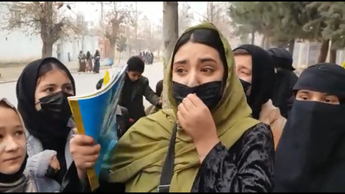 Las fuerzas de seguridad talibanas utilizaron un cañón de agua para dispersar a las mujeres que protestaban el sábado por la prohibición de la educación universitaria para las mujeres.