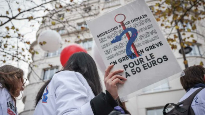 El 1 y 2 de diciembre, por primera vez desde 2015, todos los sindicatos liberales de médicos de Francia convocan una huelga, exigiendo que el estado invierta masivamente en la medicina de la ciudad. 