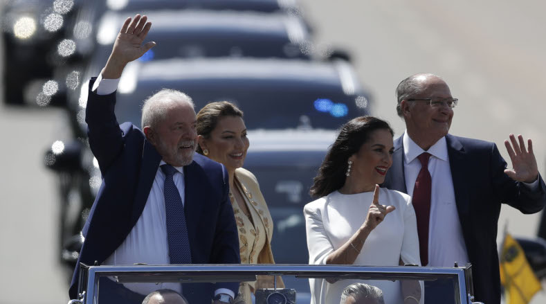 El presidente de Brasil, Luiz Inácio Lula da Silva, su esposa Rosángela Janja da Silva, el vicepresidente Geraldo Alckmin y su esposa María Lúcia Ribeiro Alckmin, saludan a simpatizantes previo a la toma de posesión.