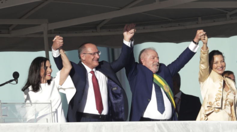 Lula da Silva saluda a sus simpatizantes después de recibir la banda presidencial durante su toma de posesión como presidente, en el Palacio Presidencial de Planalto.