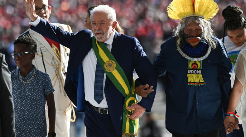 Lula da Silva saluda con la banda presidencial durante la investidura, en Brasilia. saluda a miles de simpatizantes.