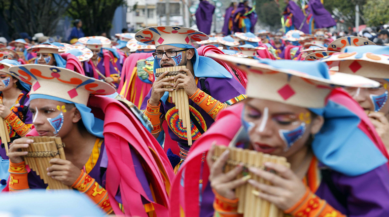Este martes, el carnaval se dedicó a los pueblos originarios con el desfile de colectivos coreográficos en honor a la Madre Tierra o "Pachamama", en el que participaron unos 2.500 artistas con instrumentos de tradición andina.