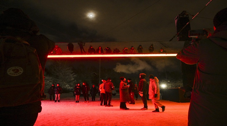 Del Reino Unido, el festival Lux Helsinki exhibe Beam, una instalación de luz de tecnología led de 30 metros de largo y nueve de alto, suspendida de una estructura de acero que emplea colores cambiantes y audio para transportar a los visitantes a otro tiempo y sitio.