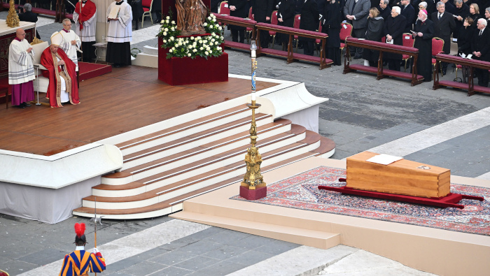 El ataúd con los restos mortales de Benedicto XVI fue trasladado a las Grutas Vaticanas, donde será enterrado en la tumba que perteneció a Juan Pablo II.