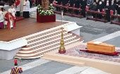 El ataúd con los restos mortales de Benedicto XVI fue trasladado a las Grutas Vaticanas, donde será enterrado en la tumba que perteneció a Juan Pablo II.