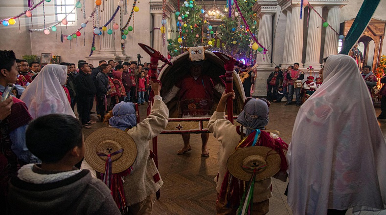 Indígenas tzotziles del estado mexicano de Chiapas bailaron el Tajimol Vacakax mamal (baile del torito) en honor a la imagen del Niño Dios.