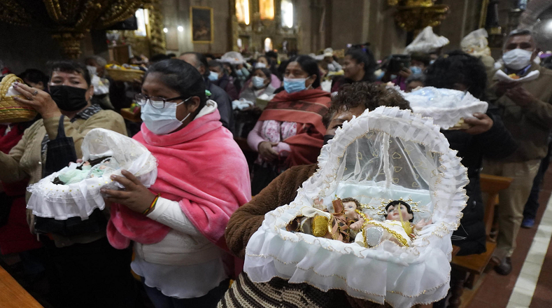 Bolivia mezcló los rezos con los sahumerios y las campanas de los rituales andinos, y cientos de personas acudieron a las iglesias a hacer bendecir a las imágenes del niño Jesús y despedir la Navidad.