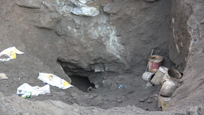 Miembros de la comunidad abrieron un hoyo para entrar al socavón y por allí recuperaron los cuerpos sin vida de los mineros.