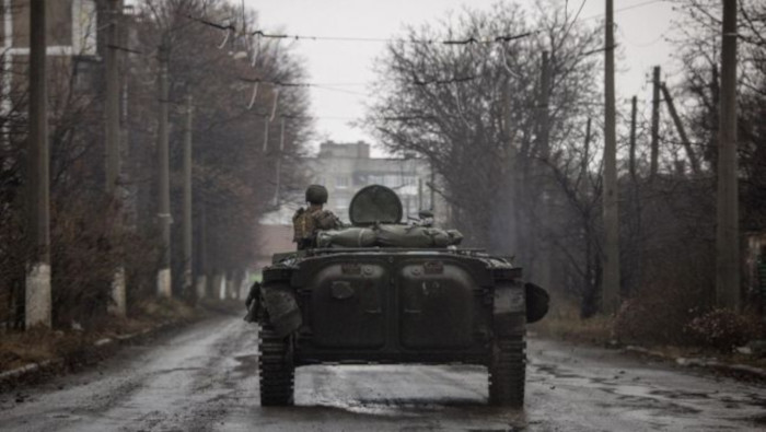 La toma de la ciudad de Soledar bajo el control de las fuerzas rusas es un paso hacia el colapso de la defensa de las Fuerzas Armadas de Ucrania, según expertos militares.