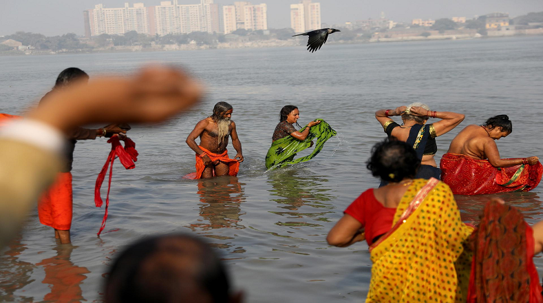 El Ganges es considerado el río más sagrado de la religión hindú. Se dice que quienes se bañan en sus aguas limpian su pecado, razón por la que se celebra durante el invierno.