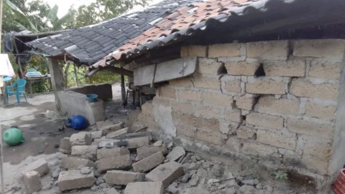 El director de Protección Civil, Luis Amaya, reveló que hay viviendas con daños de consideración, con paredes agrietadas y un muro colapsó en una escuela.