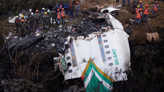 La causa aún no se conoce, pero un video en las redes sociales mostró que el avión de doble hélice se inclinó repentina y bruscamente hacia la izquierda cuando se acercaba al aeropuerto de Pokhara.