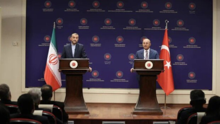 Abdollahian también se reunió con el ministro de Relaciones Exteriores de Turquía, Mevlut Cavusoglu, para discutir asuntos bilaterales entre sus países, así como los desarrollos regionales y globales actuales.
