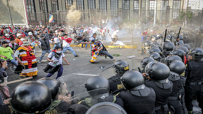 La represión de las fuerzas de seguridad contra las manifestaciones en Perú ha dejado al menos 50 muertos y cientos de heridos.
