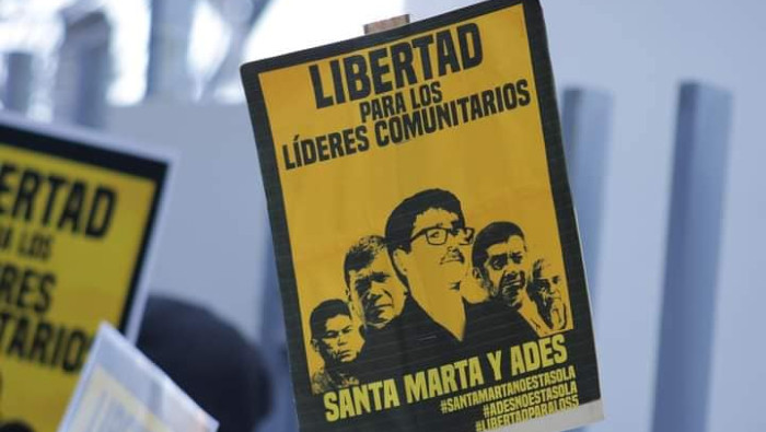 Pobladores de Santa Marta y delegaciones de organizaciones hermanas se congregaron en la plaza central de la comunidad del norte de El Salvador en vigilia en solidaridad con los compañeros capturados la madrugada del 11 de enero.