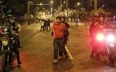Agentes policiales detuvieron a varias personas que se manifestaron este sábado en las calles del centro de la capital peruana.