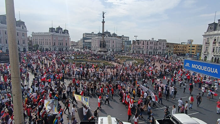 Miles de peruanos protestan en la ciudad de Lima para exigir la renuncia de la presidenta Dina Boluarte y la convocatoria a elecciones anticipadas.