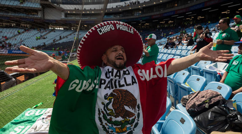 Aficionados de México alentaron a su equipo contra República Dominicana, durante un juego por la primera ronda de la Serie del Caribe, en el Estadio Monumental Simón Bolívar de Caracas (Venezuela). 