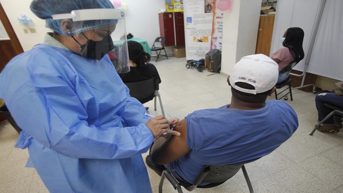En todos los centros de salud y puestos designados por el Ministerio se realizará la vacunación para la personas mayores de 12 a los de edad.