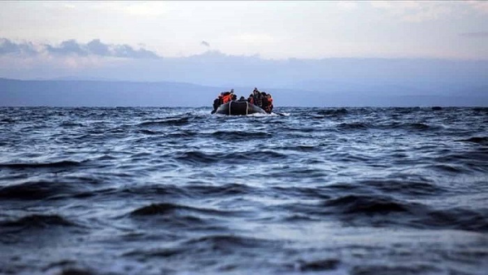 De acuerdo con testimonios de los migrantes, a bordo de la embarcación viajaban alrededor de 40 personas, incluyendo mujeres, niños y personas con movilidad reducida.