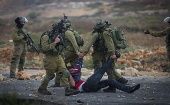 Miltares israelíes detienen a un palestino durante el asedio a la ciudad cisjordana de Jericó.