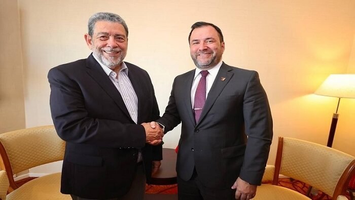 El primer ministro Gonsalves fue recibido por el ministro para Relaciones Exteriores, Yván Gil.