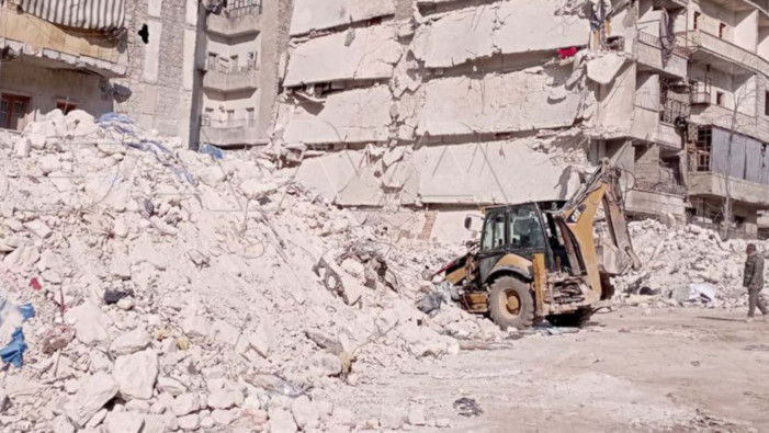 Más de 3.000 edificios en Alepo están amenazados de derrumbarse debido a las réplicas, y algunos edificios pueden derrumbarse en cualquier momento, incluso sin réplicas.