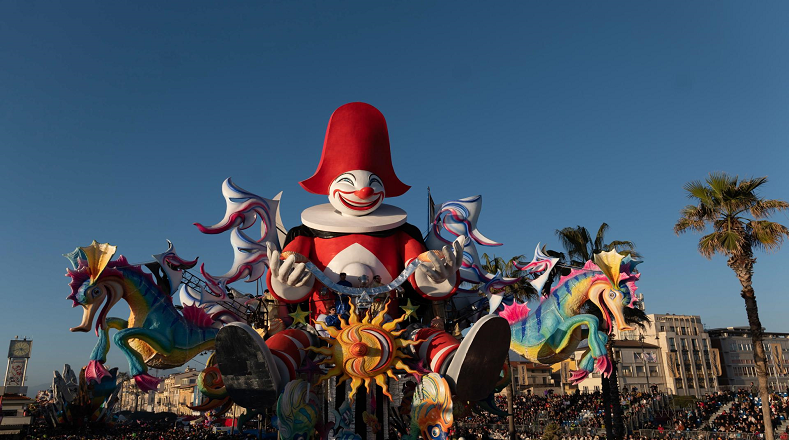 A más de 300 kilómetros de Venecia, en la ciudad de Viareggio el carnaval cumple 150 años y su primer día inició con máscaras alegóricas y carrozas de papel maché de más de 30 metros de altura, enfatizando en la sátira socio-política.