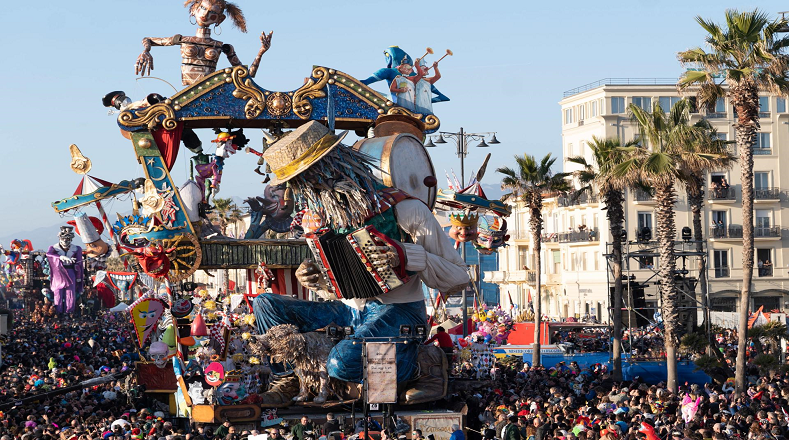 Desde su surgimiento en 1873, el Carnaval de Viareggio es uno de los mayores eventos folclóricos italianos, las carrozas se construyen a lo largo del año en una zona específica de la ciudad llamada Ciudad del Carnaval, todo a disposición de la gran fiesta.