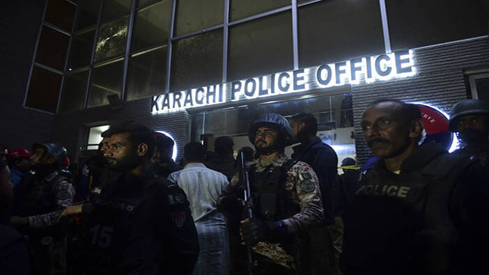 Policías pakistaníes retoman el control de la sede policial en la ciudad de Karachi.
