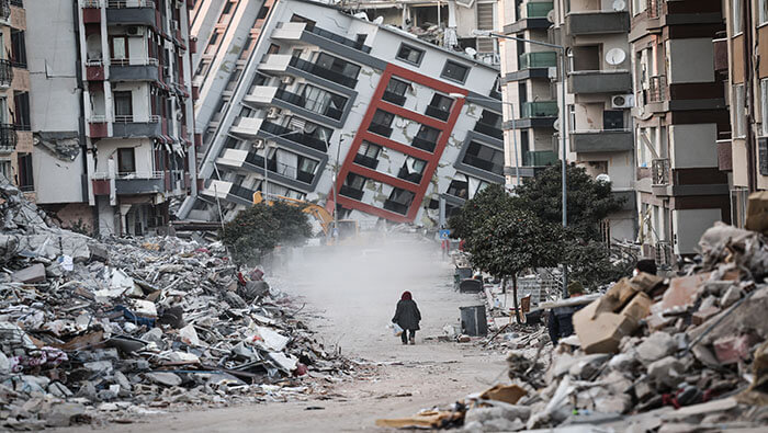 El ministro de Medio Ambiente y Urbanismo de Türkiye instó a la población a no acercarse a los edificios con severos daños debido al peligro de derrumbe.