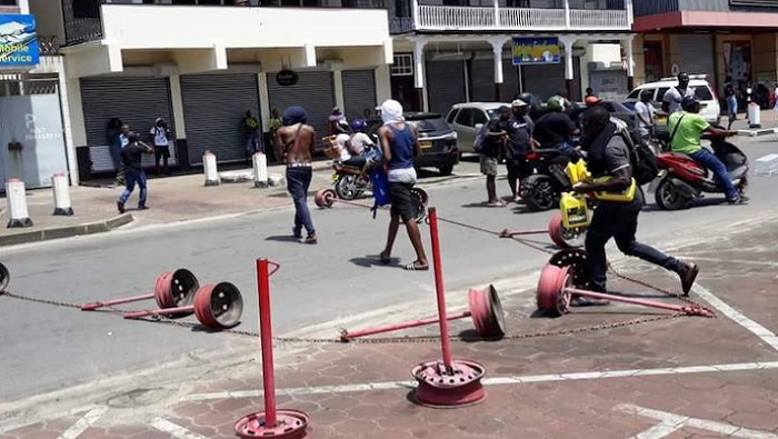 Un grupo de personas aprovechó el marco de las protestas de este viernes en Surinam para saquear establecimientos comerciales.