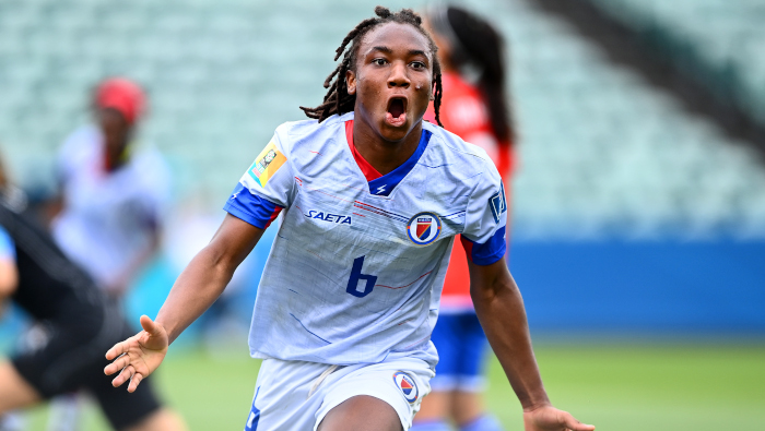 Dumonay de Haití celebra su primer gol anotado contra Chile durante el partido de repechaje al Mundial de fútbol Femenil 2023.