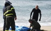 Las patrulleras de la Guardia di Finanza recuperaron los cuerpos de otras tres víctimas. El cuerpo de un hombre fue encontrado en la playa a unos cientos de metros del lugar del desastre. 