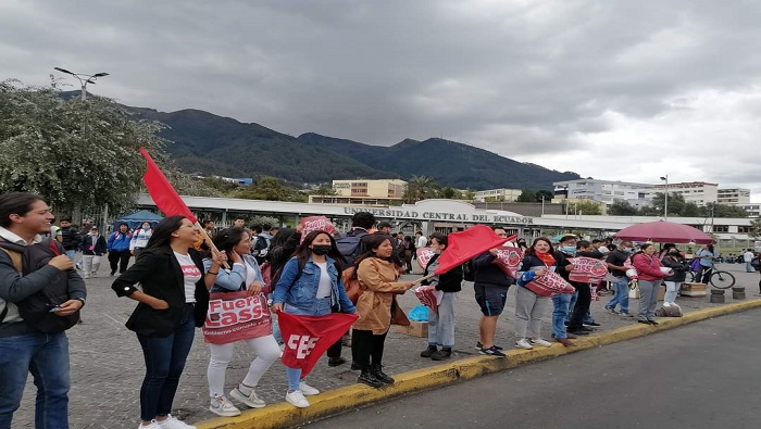 El estudiantado se movilizó frente a la Universidad Central del Ecuador con consignas que instaban a la renuncia del mandatario.