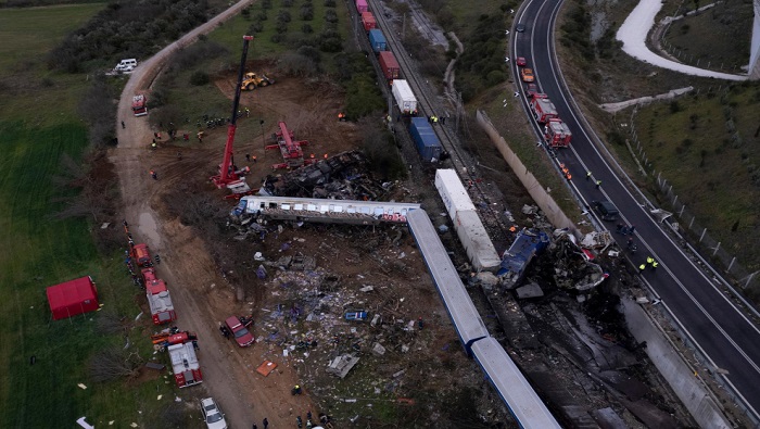 Este martes, un tren que transportaba 350 pasajeros entre Atenas y Salónica impactó contra uno de marcancías cerca de Lárisa