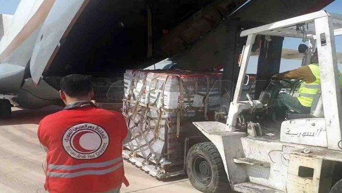 En la jornada, dos aviones emiratíes llevaron a Siria más de 50 toneladas de alimentos, agua mineral y artículos de socorro.